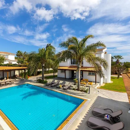 Cape Greco Palm Trees Vila *